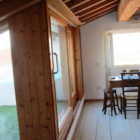 Romantica Mansarda Lago Di Garda Apartamento